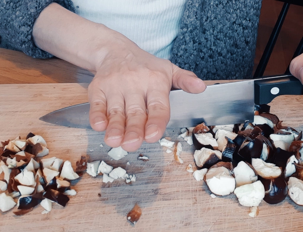 concassage des marrons au couteau de cuisine